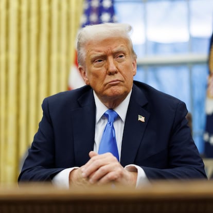 Washington (United States of America), 11/02/2025.- US President Donald J. Trump gives remarks to the media in the Oval Office of the White House, as he meets with US entrepreneur and U.S. special government employee Elon Musk, in Washington, DC, USA, 11 February 2025. EFE/EPA/Aaron Schwartz / POOL