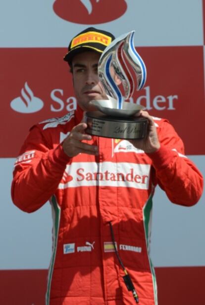 Fernando Alonso celebra el segundo puesto en el podio de Silverstone.