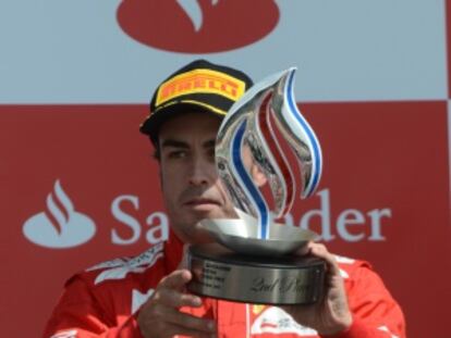 Fernando Alonso celebra el segundo puesto en el podio de Silverstone.