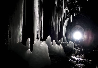 Carámbanos de hielo cuelgan de las paredes de un túnel ferroviario en Szklary, al sureste de Polonia.