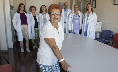 La paciente Manuela Sánchez, con y el equipo médico que la ha tratado. 