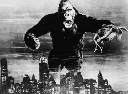 La historia de amor más sincera de la historia del cine. Así es 'King kong'. El simio gigante ha pasado varias veces por la gran pantalla desde su primera versión, en 1933.