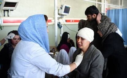 Una médico atiende a una mujer herida tras la explosión de un coche bomba en el centro de Kabul, el 27 de enero de 2018.