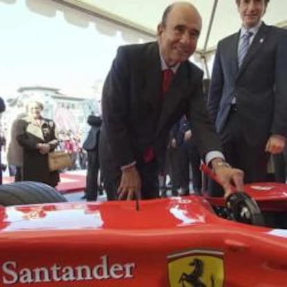 Emilio Botín posa con el monoplaza de Ferrari