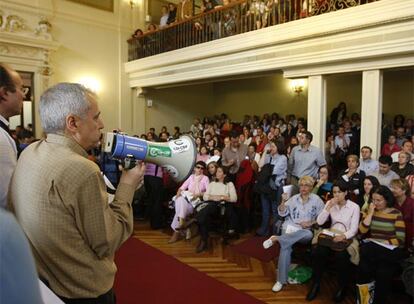 Javier Hernández, de CC OO, informa del acuerdo a los funcionarios en huelga.