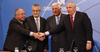 Pastrana, Gri&ntilde;&aacute;n, Herrero y Carbonero, tras la firma del acuerdo de concertaci&oacute;n de 2009.