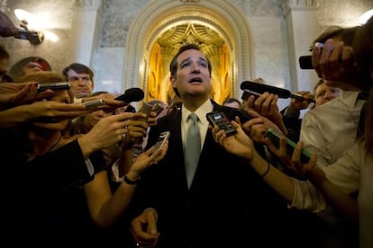 Ted Cruz hace declaraciones a la prensa tras hablar en el Senado durante casi 22 horas.