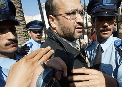 Ali Lmrabet, en el momento de ser detenido por la policía en Rabat el pasado 21 de mayo.