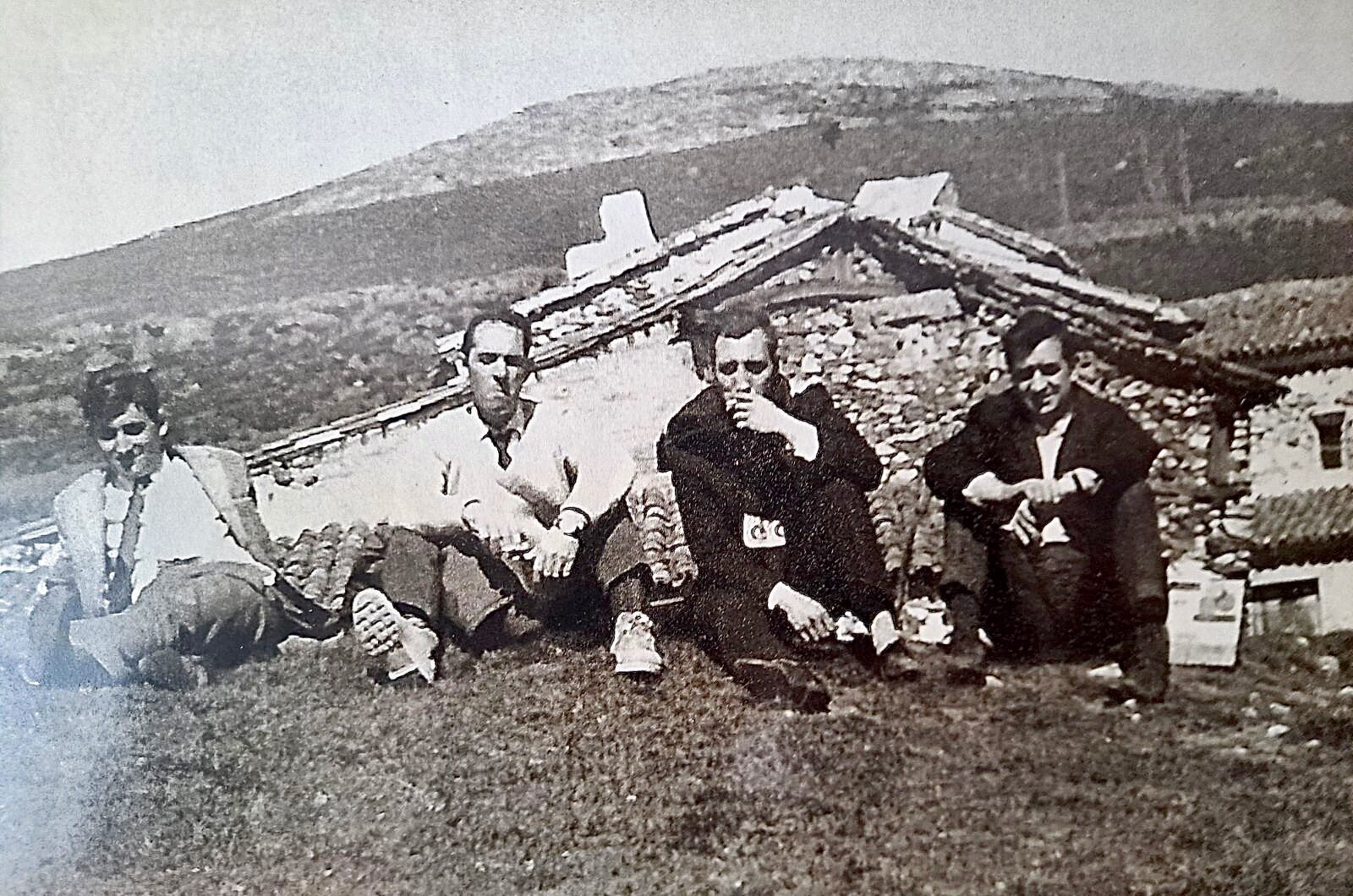 Semana Santa de 1965 en Fraguas, tres años antes de la expropiación. De izquierda a derecha: Isidro Moreno, Víctor, Pedro y Antonio.