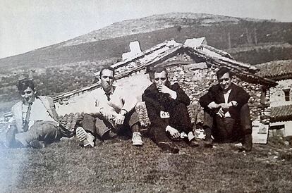 Semana Santa de 1965 en Fraguas, tres años antes de la expropiación. De izquierda a derecha: Isidro Moreno, Víctor, Pedro y Antonio.