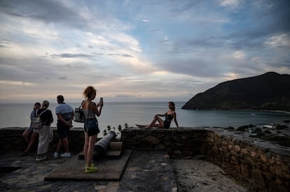 Turistas rusos se fotografían durante una visita guiada al Fortín de la Galera, en Isla Margarita, el 24 de noviembre de 2022. 