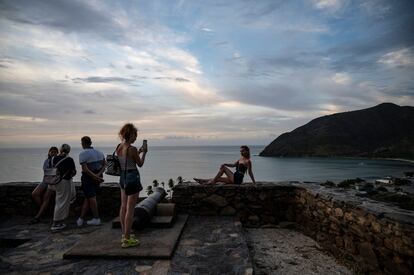 Turistas rusos se fotografían durante una visita guiada al Fortín de la Galera, en Isla Margarita, el 24 de noviembre de 2022.