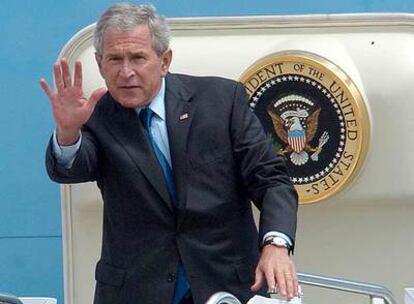 Bush saluda a un grupo de simpatizantes, el miércoles pasado, mientras sale del avión presidencial en Waco (Tejas).