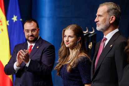 El rey Felipe VI, Leonor de Borbón y el presidente del Principado de Asturias, Adrián Barbón, durante la gala de la 43º edición de los Premios Princesa de Asturias celebrada en el teatro Campoamor, en Oviedo, este viernes.
