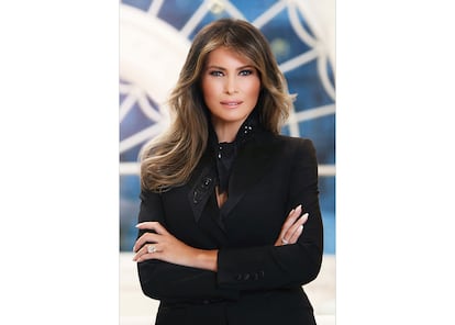 Retrato oficial de la primera dama de Estados Unidos Melania Trump, en 2017.