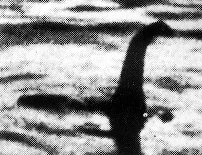 "Nessi", el monstruo del lago Ness (Escocia, Reino Unido) fotografiado en 1972. No existen garantías de que el negativo no fuera trucado.