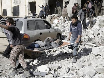 Traslado de una mujer herida en Idlib (Siria), este sábado.