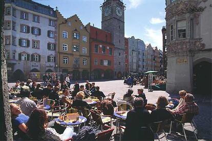 Una bulliciosa terraza en la calle de Herzog Friedrich, la principal arteria que atraviesa el casco antiguo de Innsbruck.