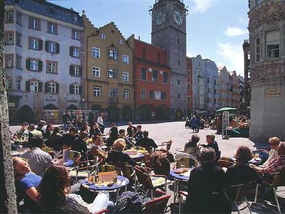 Una bulliciosa terraza en la calle de Herzog Friedrich, la principal arteria que atraviesa el casco antiguo de Innsbruck.