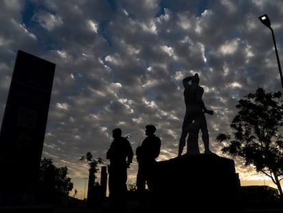 Policías hacen guardia afuera del Estadio Nacional, en Santiago, el 25 de octubre.