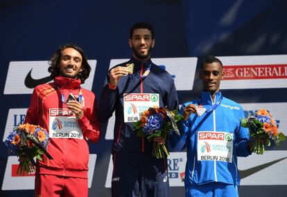 Fernando Carro posa con la plata junto al galo Mahiedine Mekhissi-Benabba (oro) y el italiano Yohanes Chiappinelli (bronce), el 10 de agosto de 2018, en Berlín. 