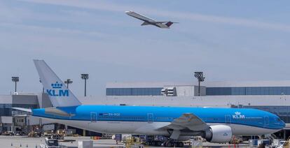 En tierra, un avión de KLM, en el aeropuerto de Atlanta (Georgia, EE UU), el 17 de abril.