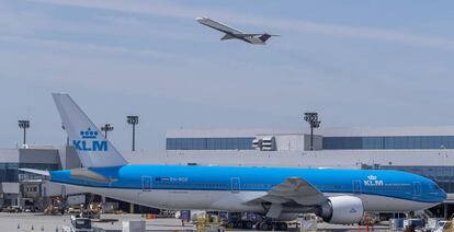 En tierra, un avión de KLM, en el aeropuerto de Atlanta (Georgia, EE UU), el 17 de abril.