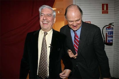 Mario Vargas Llosa (izquierda) y Enrique Krauze, ayer en la Casa de América.