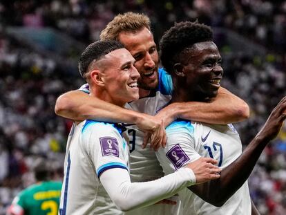 Bukayo Saka celebra su tercer gol en el Mundial junto a Harry Kane y Phil Foden  durante el partido entre Inglaterra y Senegal en el estadio Al Bayt el pasado domingo.