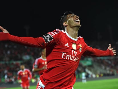 Raul Jimenez celebra su gol 