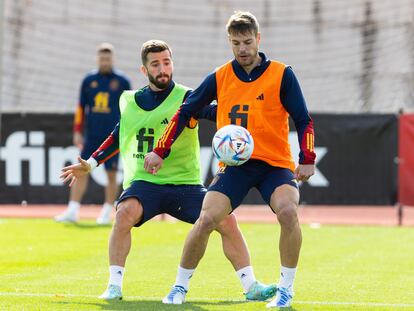Gayá trata de arrebatarle el balón a Azpilicueta durante el último entrenamiento de la selección española antes de viajar a Jordania.