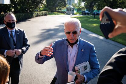 El presidente de Estados Unidos, Joe Biden, habla este sábado con los periodistas en el jardín sur de la Casa Blanca, en Washington.