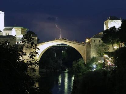 El puente de Mostar, destruído durante la guerra de los Balcanes y restaurado posteriormente, conecta las dos partes de esta ciudad bosnia, una de las que más sufrió durante la guerra.