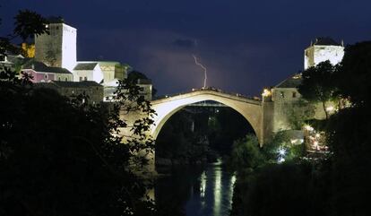 El puente de Mostar, destruído durante la guerra de los Balcanes y restaurado posteriormente, conecta las dos partes de esta ciudad bosnia, una de las que más sufrió durante la guerra.