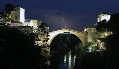 El puente de Mostar, destruído durante la guerra de los Balcanes y restaurado posteriormente, conecta las dos partes de esta ciudad bosnia, una de las que más sufrió durante la guerra.