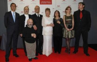 Desde la izquierda, David Mora, José Ibarrola, Emilio Gavira, Tomás Pandur, director de La caída de los dioses; Gemma Cuervo, Julieta Serrano, Olaia Gil y Carmelo Gómez, ayer antes de la entrega de los Premios Ercilla.