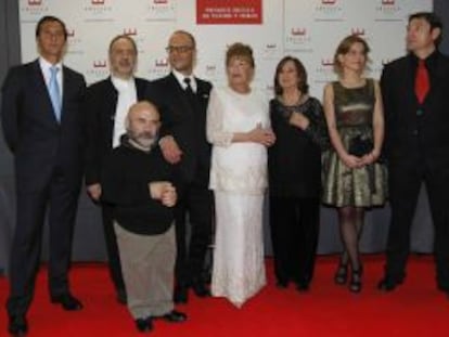 Desde la izquierda, David Mora, José Ibarrola, Emilio Gavira, Tomás Pandur, director de La caída de los dioses; Gemma Cuervo, Julieta Serrano, Olaia Gil y Carmelo Gómez, ayer antes de la entrega de los Premios Ercilla.