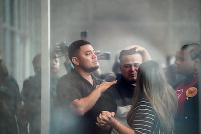 Abrego García con su esposa, en la oficina de ICE en Baltimore el 25 de agosto.