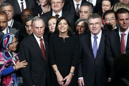 L'exalcalde de Nova York, Michael Bloomberg, i l'alcaldessa de París, posen amb un miler de dirigents locals divendres a la Cimera del Clima.