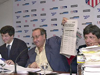 Miguel Ángel Gil Marín, Jesús Gil y Enrique Cerezo, durante una rueda de prensa.