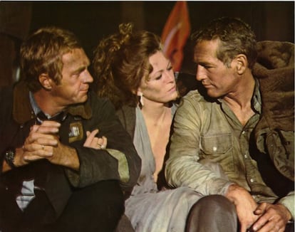 Steve McQueen y Paul Newman rodean a Faye Dunaway en el rodaje de 'El coloso en llamas'.