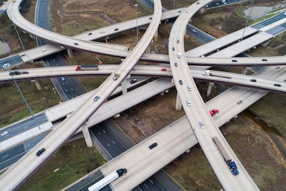 Imagen tomada por un dron de un nudo viario en Rosedale (Maryland), este miércoles.