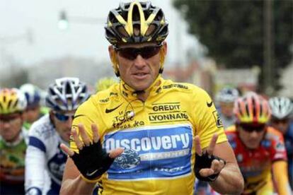 Armstrong, durante la etapa de París, simboliza con los dedos sus siete victorias en el Tour.