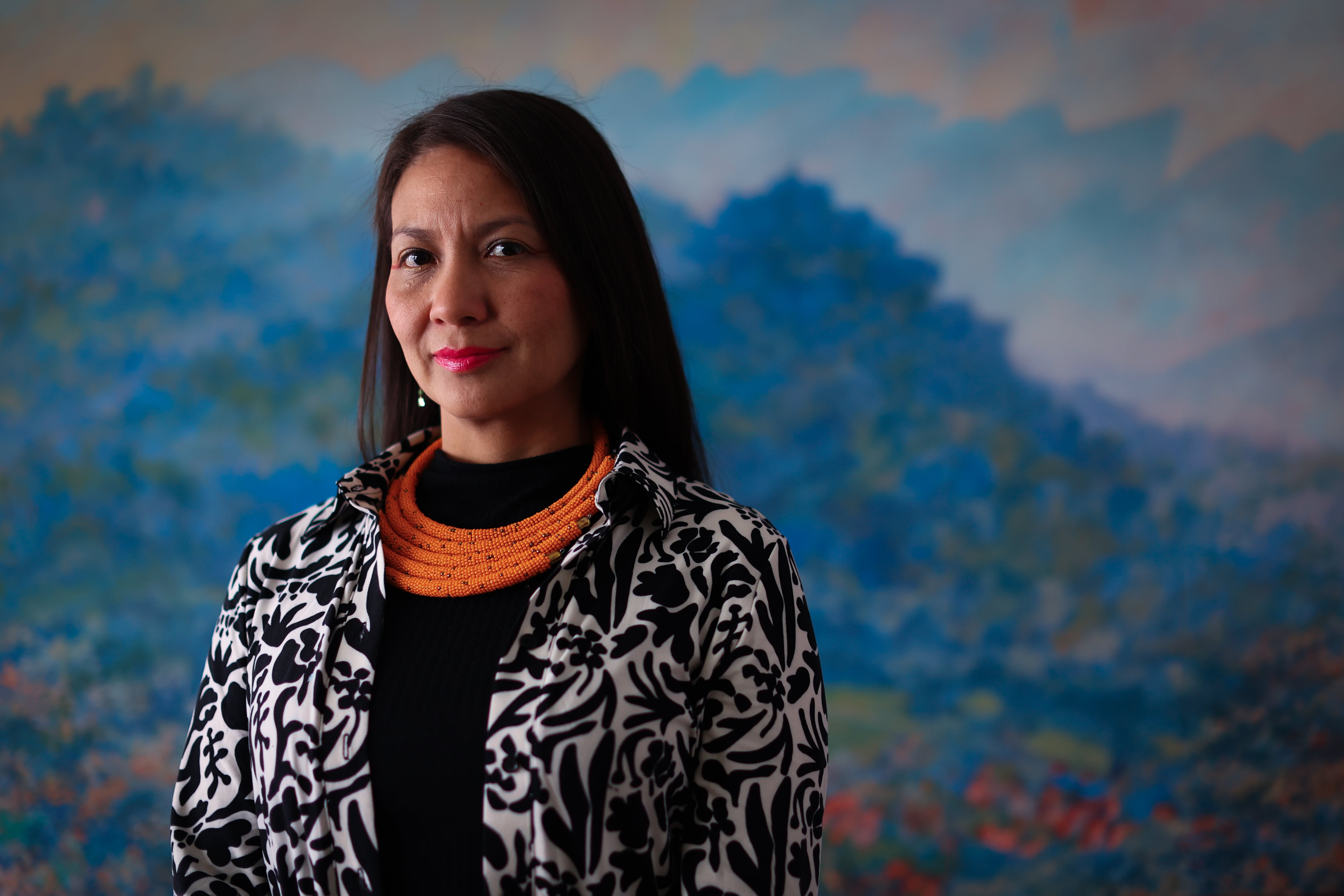 Lena Yanina Estrada Añokazi, ministra de Ambiente de Colombia, y la primera mujer indígena en desempeñar el cargo, durante entrevista en su despacho ministerial en Bogotá, el 21 de marzo de 2025. 