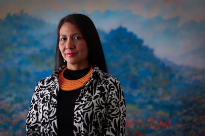 Lena Yanina Estrada Añokazi, ministra de Ambiente de Colombia, y la primera mujer indígena en desempeñar el cargo, durante entrevista en su despacho ministerial en Bogotá, el 21 de marzo de 2025.
