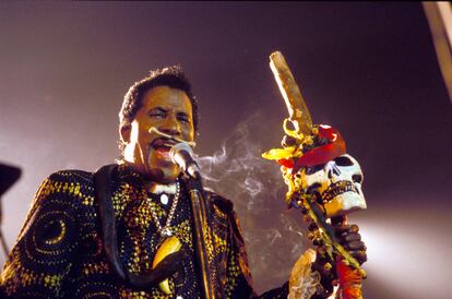 Screamin' Jay Hawkins (1929-2000) actuando en el Ospel Blues Festival, Países Bajos, en 1993.