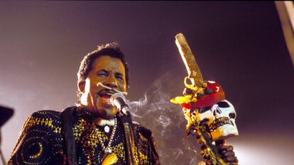 Screamin' Jay Hawkins (1929-2000) actuando en el Ospel Blues Festival, Países Bajos, en 1993.