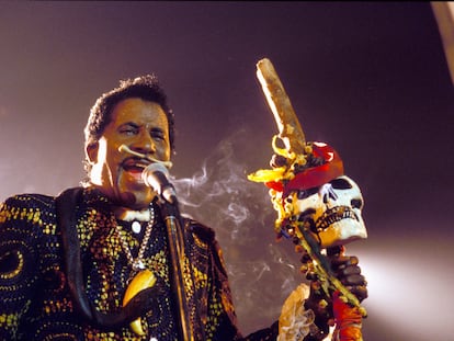 Screamin' Jay Hawkins (1929-2000) actuando en el Ospel Blues Festival, Países Bajos, en 1993.