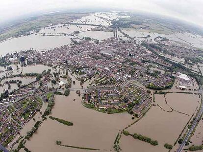 Vista aérea de las inundaciones en la ciudad de Tewkesbury, en Gloucestershire, en el centro de Inglaterra.