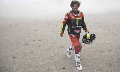 Joan Barreda, tras retirarse en el Dakar.